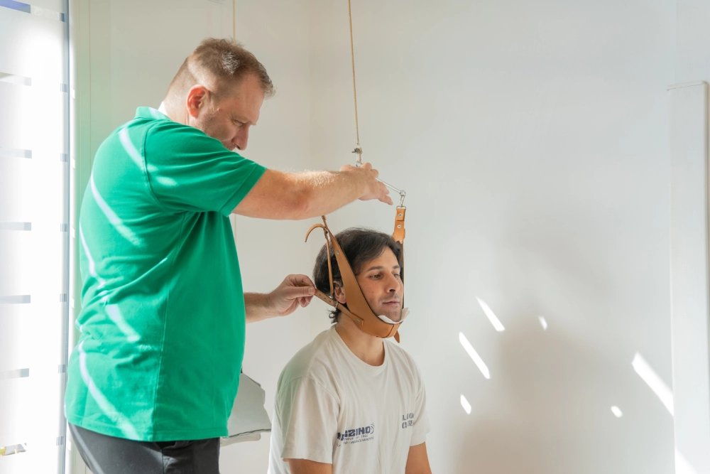 Seduta di fisiokinesioterapia eseguita dal fisioterapista