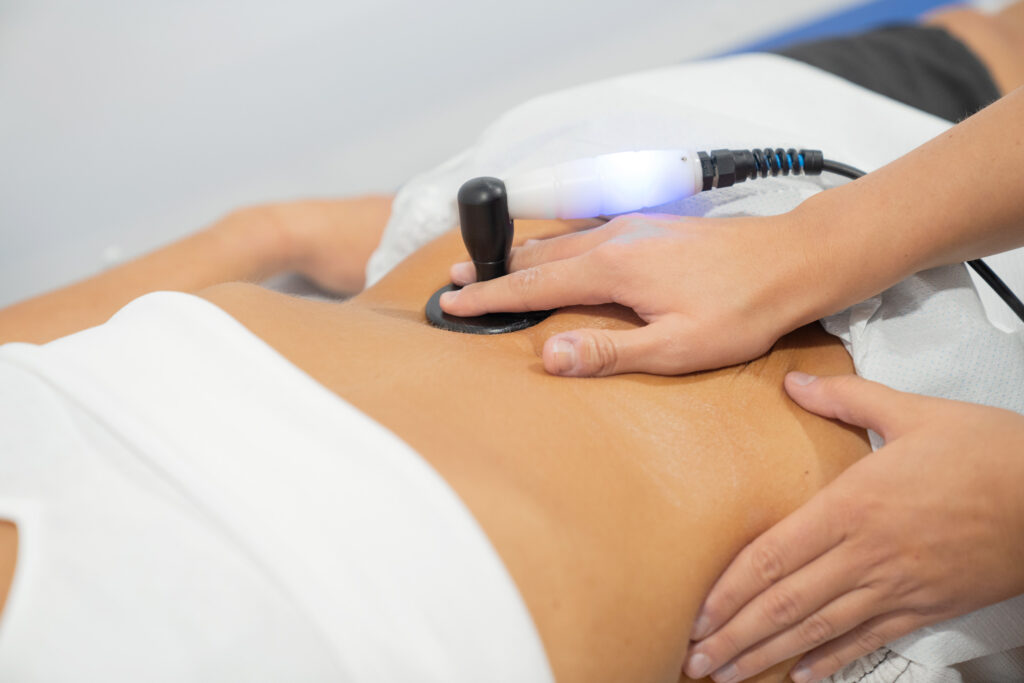 Fisioterapista impegnato nelle terapie elettromedicali.