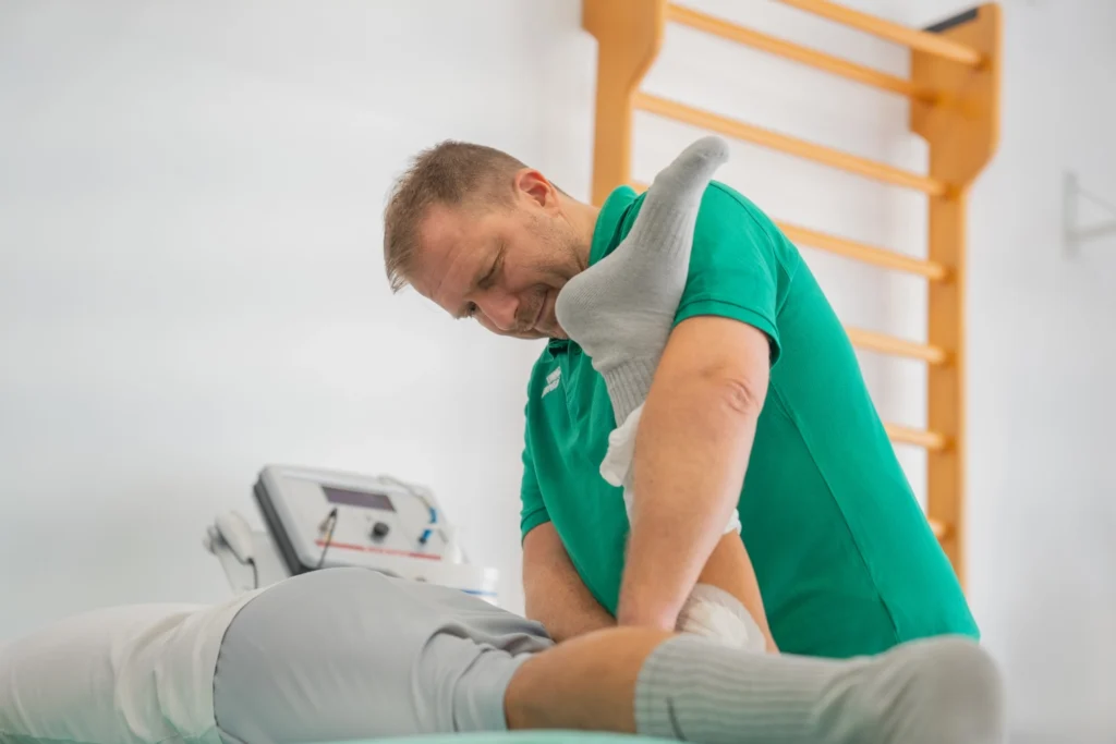 Mobilizzazioni attive e passive eseguite dal fisioterapista durante la seduta riabilitativa