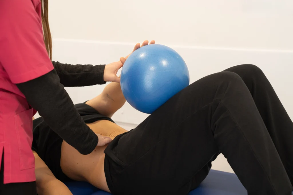 Esercizi di fisioterapia dermatofunzionale per il recupero dei tessuti cutanei