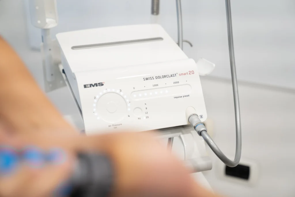 Trattamento con onde d’urto per il pavimento pelvico eseguito da fisioterapista