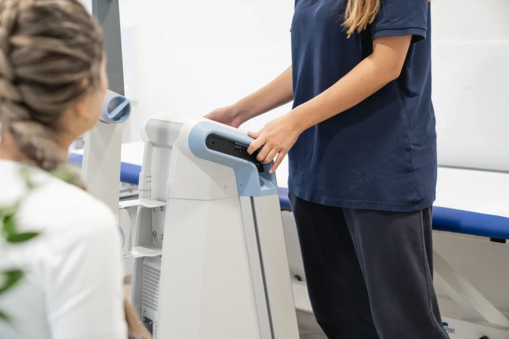 Seduta di riabilitazione del pavimento pelvico con sistema superinduttivo